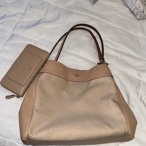 Coach Medium Shoulder Lexi Bag With Matching Wallet GUC - Picture 1 of 13